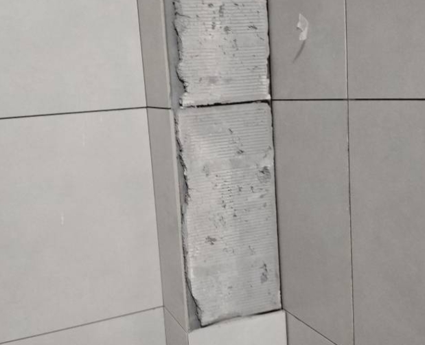 运城市瓷砖空鼓维修公司分享下瓷砖施工前基层浇水润湿程度不足，可能导致以下问题